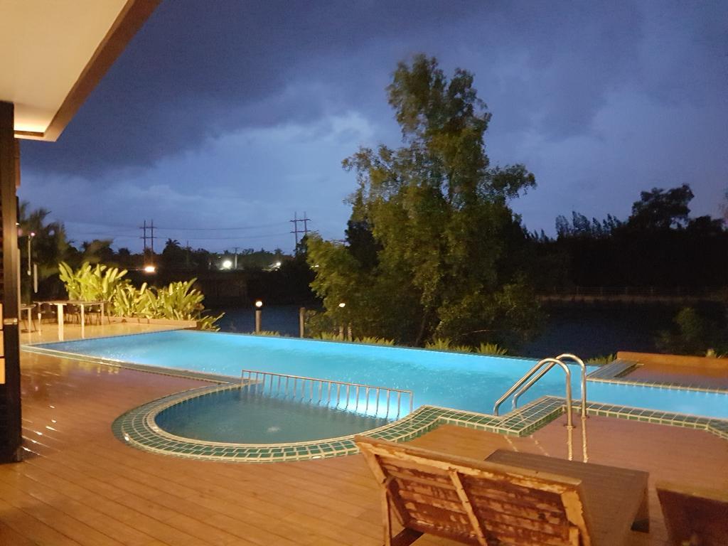 Coco View Hotel Samut Songkhram Exterior photo